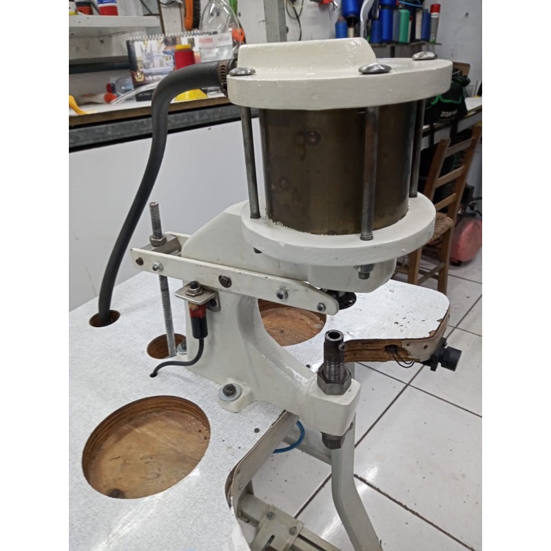Máquina De Pregar Ilhós Pneumática Marca Eduley Usada Máquina De Pregar Ilhós Pneumática Marca Eduley Usada