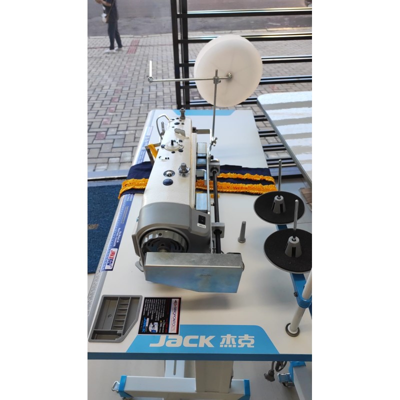 Máquina reta F5 direct drive com aparelho de frufru Máquina reta F5 direct drive com aparelho de frufru